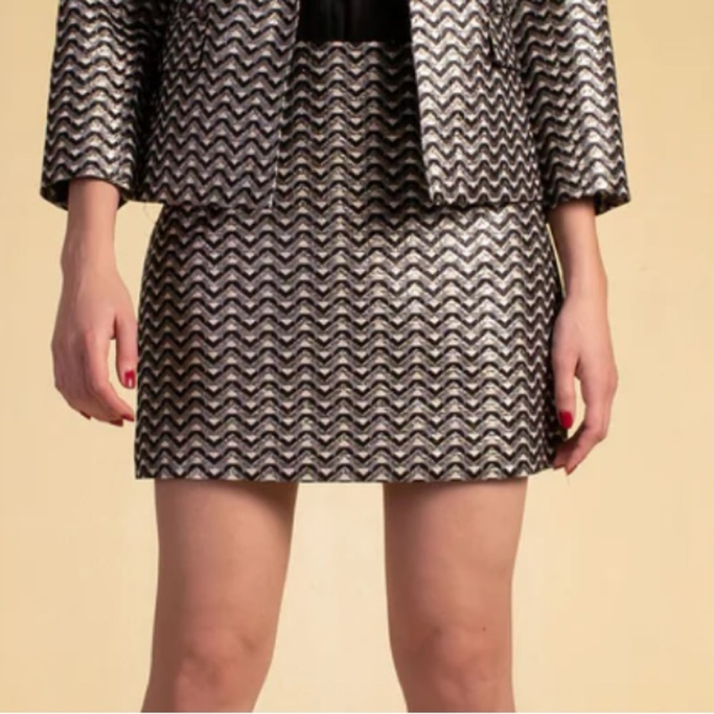 NEW WITH TAGS-Trina Turk Metallic Skirt. Size 4. Metallic